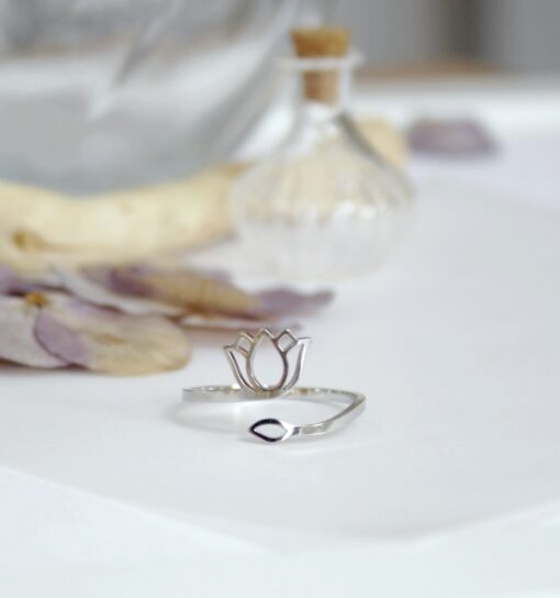 Bague ouverte réglable petit lotus acier inoxydable argenté Laoobijoux e
