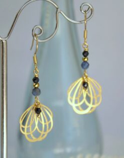 Boucles d'oreilles Saphir d'Inde Pensée bleue acier inoxydable doré filigrane Laoobijoux a