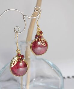 Boucles d'oreilles gerbera grenat acier doré Pompon Laoobijoux b