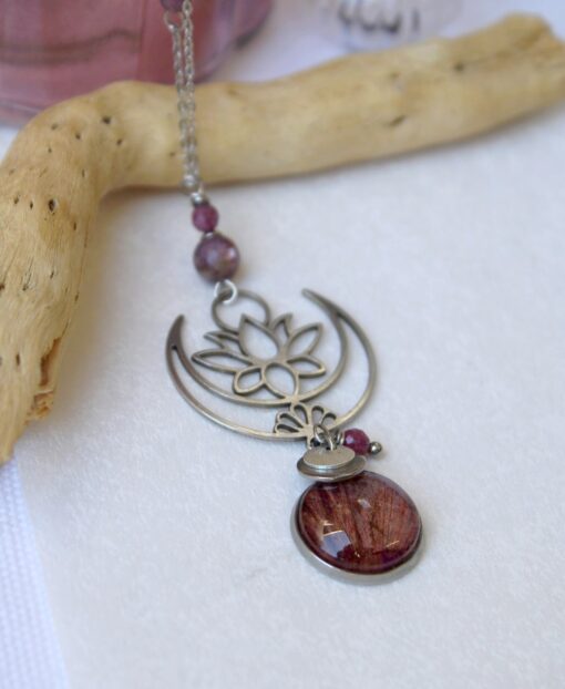 Sautoir lune lotus alstromère rubis lépidolite acier inoxydable Laoobijoux a